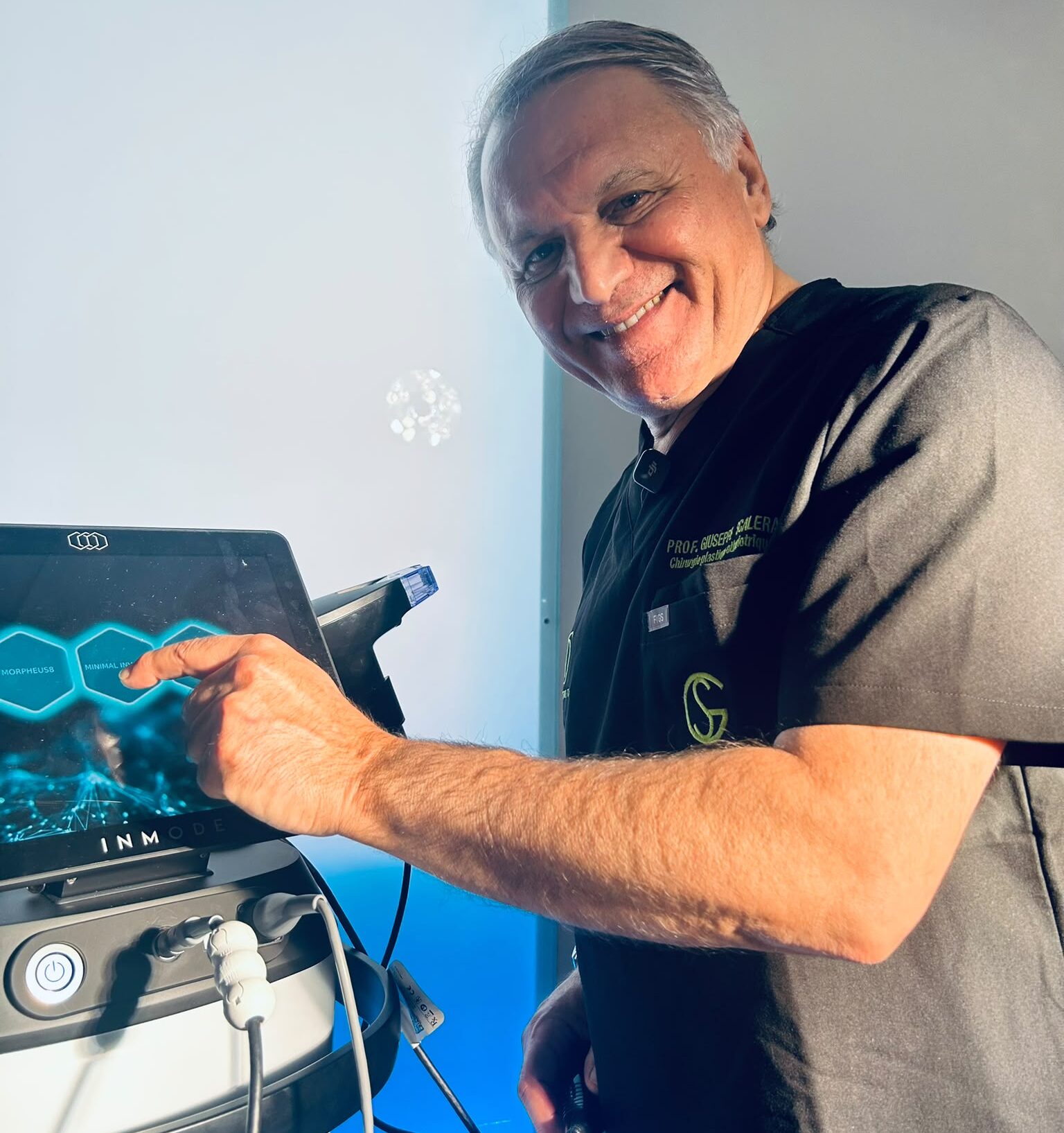 Giuseppe Scalera Medico sorridente utilizza dispositivo medico touchscreen